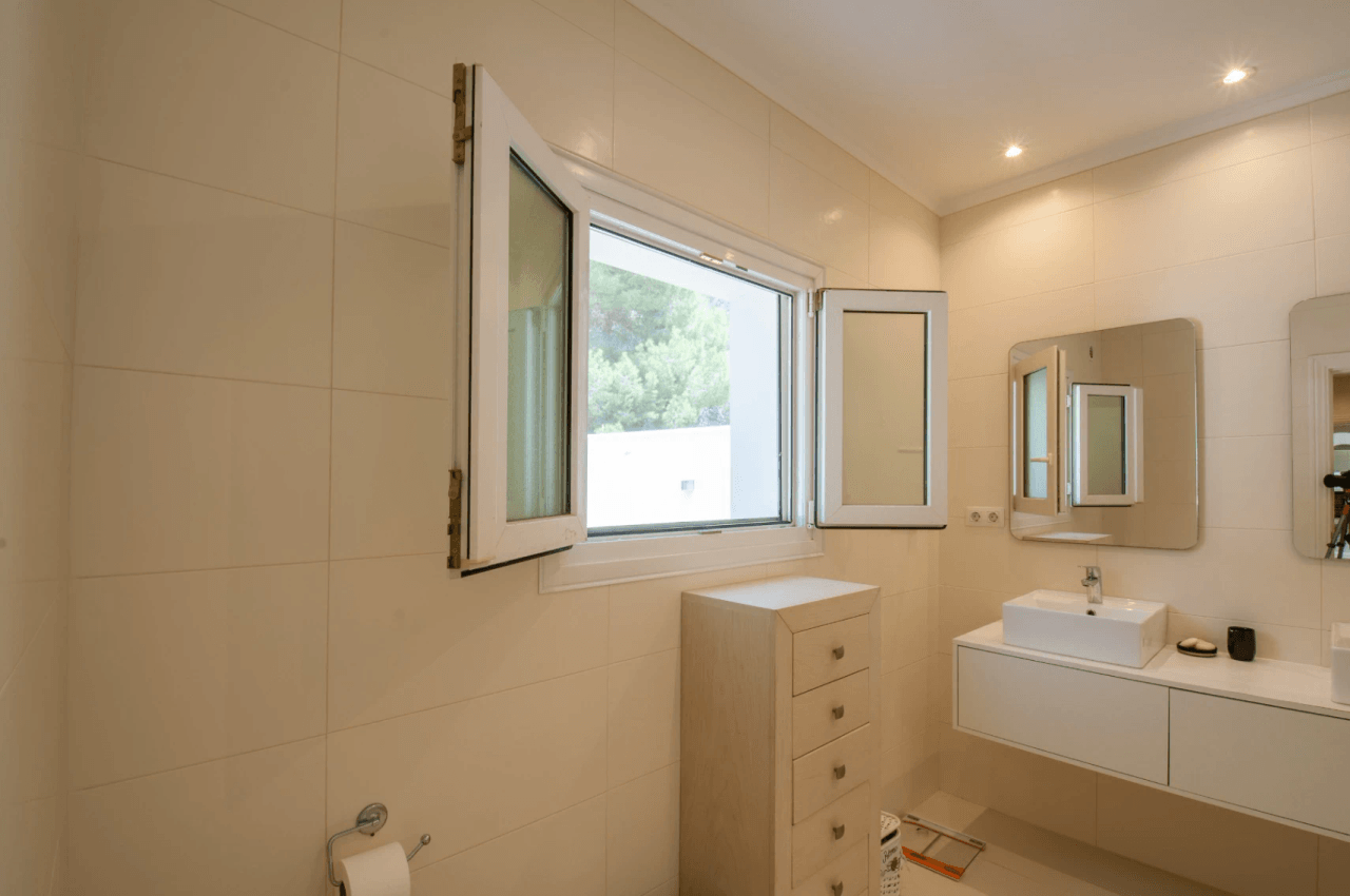 Large Elegant Villa with Sea Views for Sale in Moraira