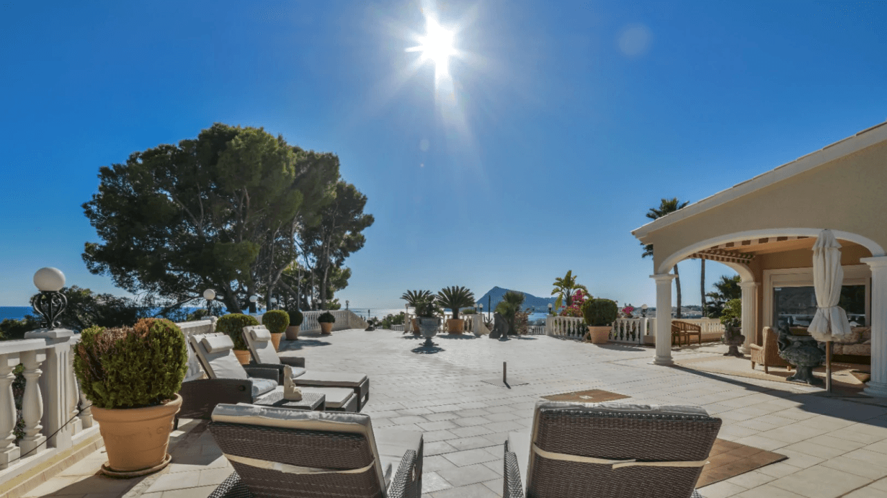 Unique villa with panoramic sea views in a quiet and green residencial área of Altea