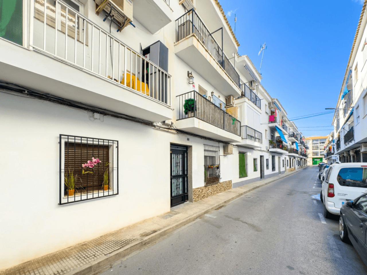 Recently reformed ground-floor 2 bedroom apartment located in the Casco Antiguo of Altea