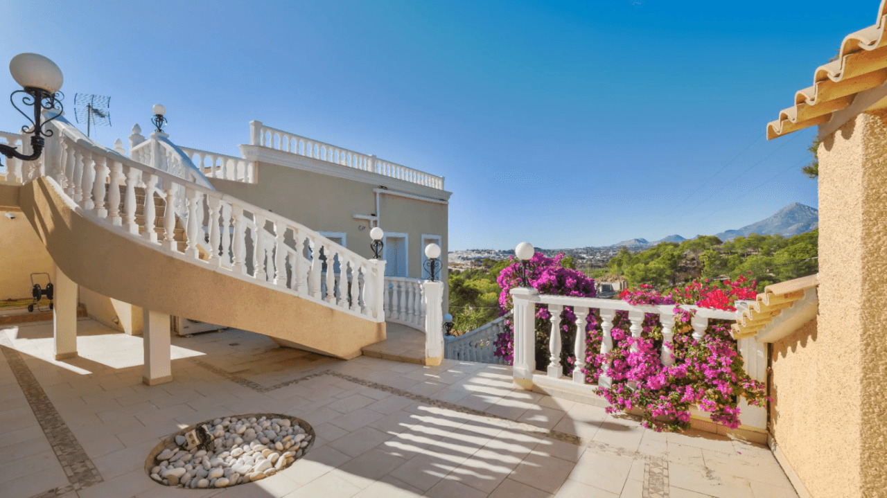 Unique villa with panoramic sea views in a quiet and green residencial área of Altea