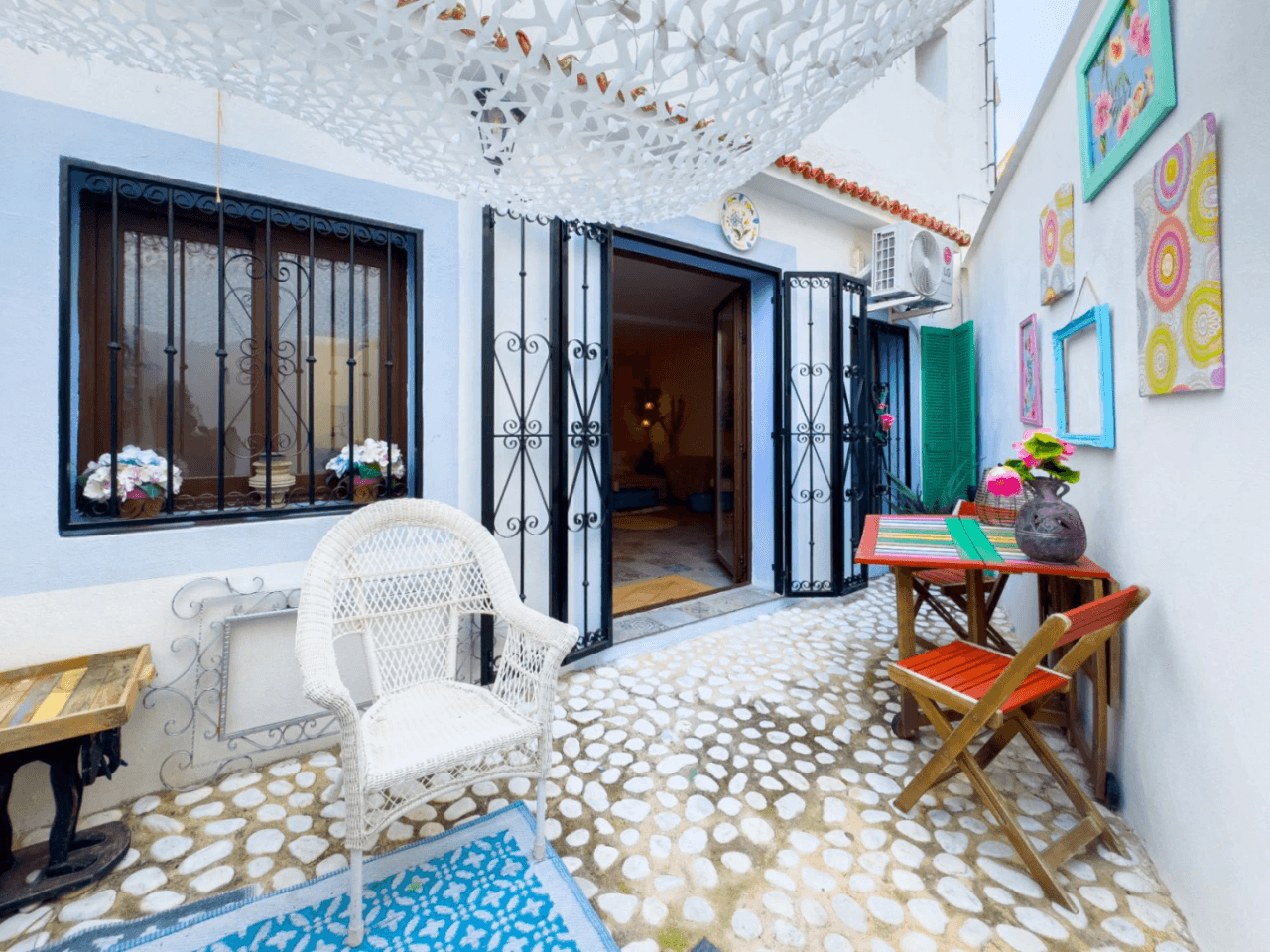 Recently reformed ground-floor 2 bedroom apartment located in the Casco Antiguo of Altea