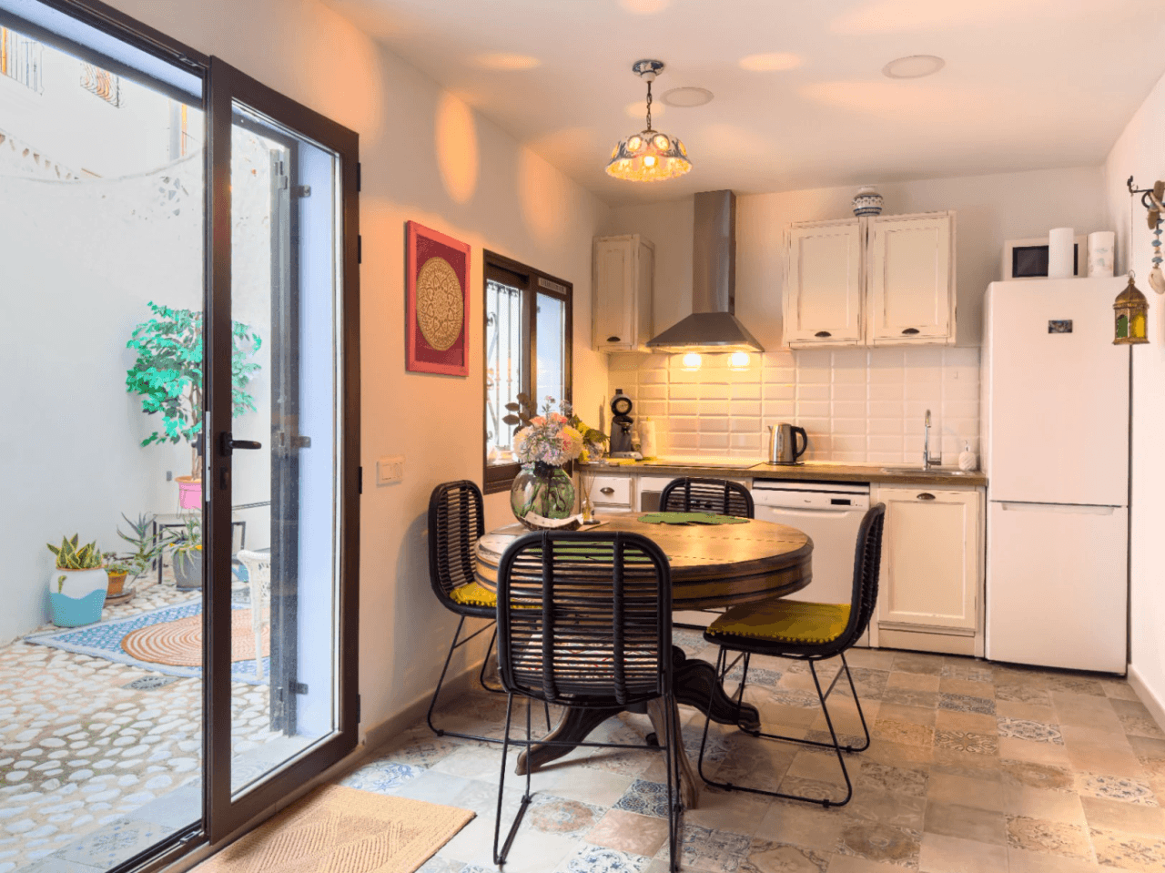 Recently reformed ground-floor 2 bedroom apartment located in the Casco Antiguo of Altea