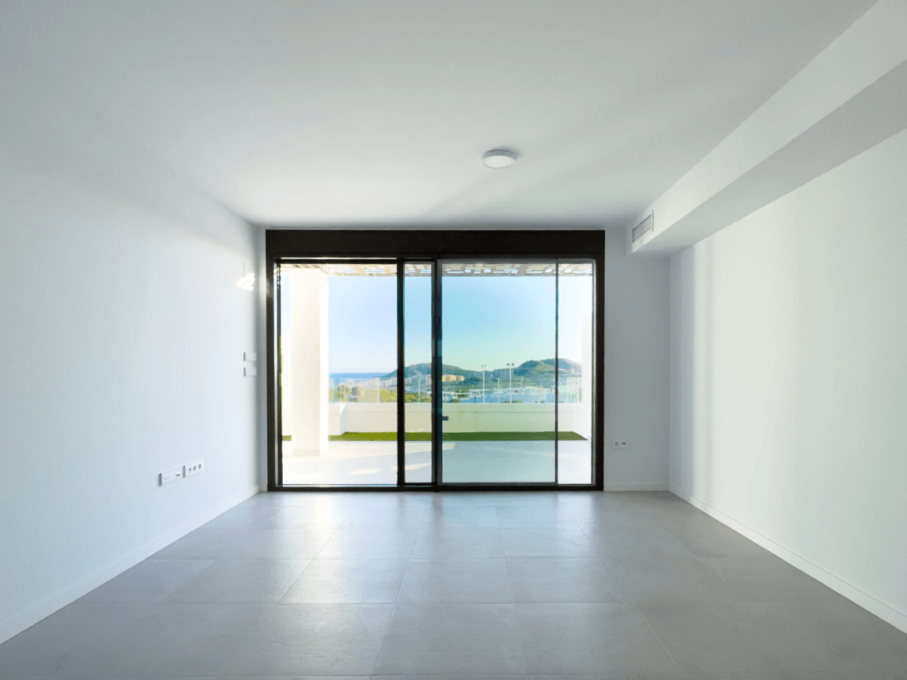 Newly built modern 2 apartment with sea views, recently delivered