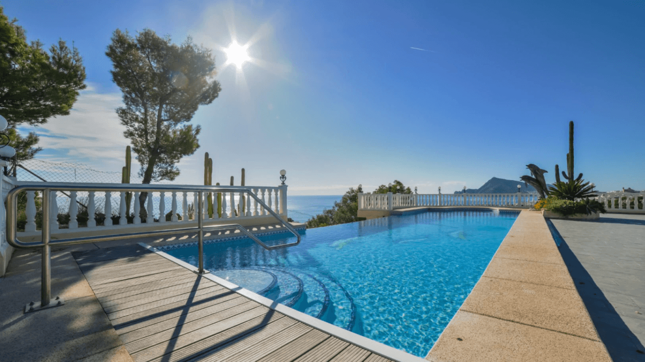 Unique villa with panoramic sea views in a quiet and green residencial área of Altea