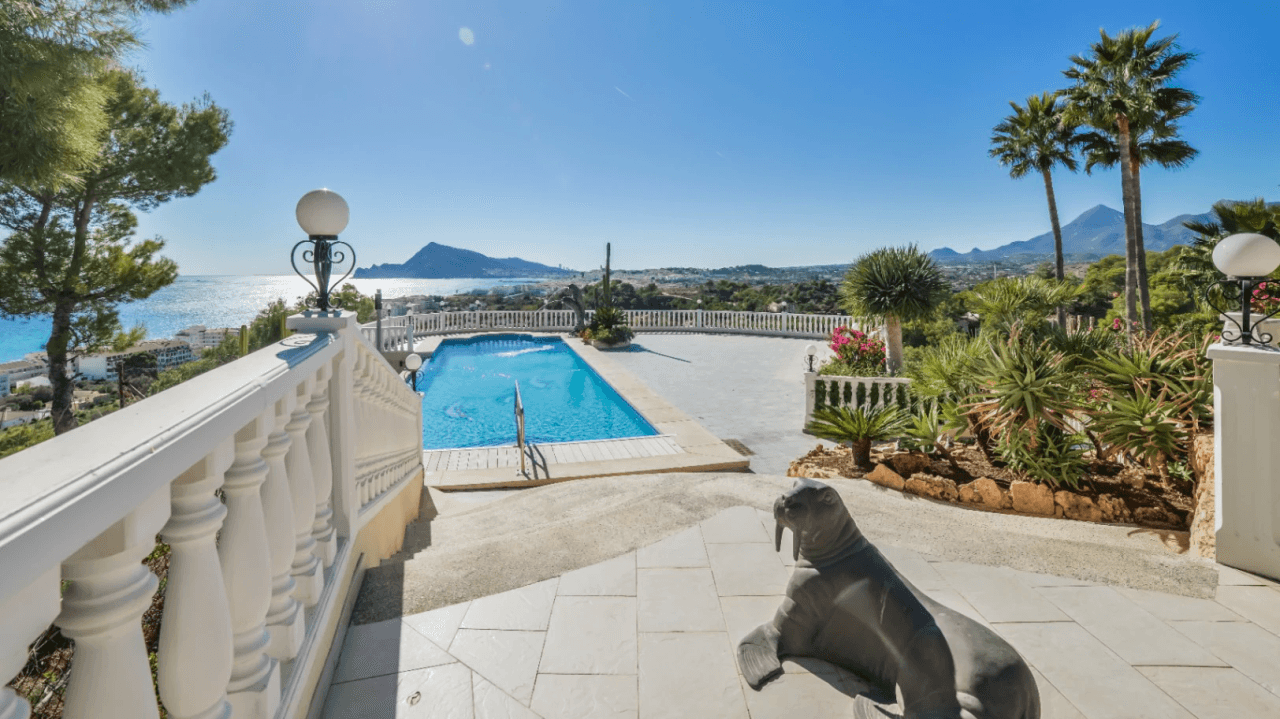 Unique villa with panoramic sea views in a quiet and green residencial área of Altea