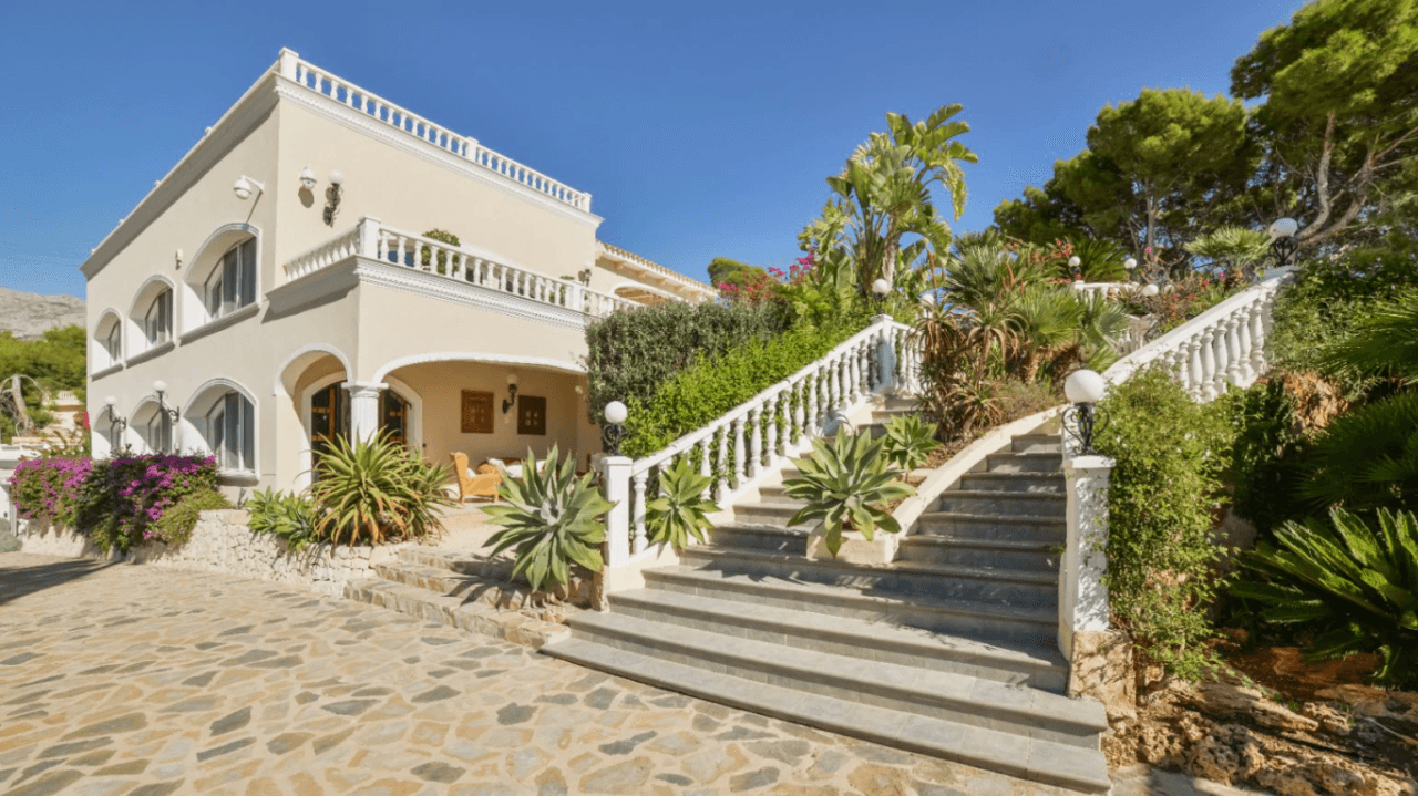 Unique villa with panoramic sea views in a quiet and green residencial área of Altea