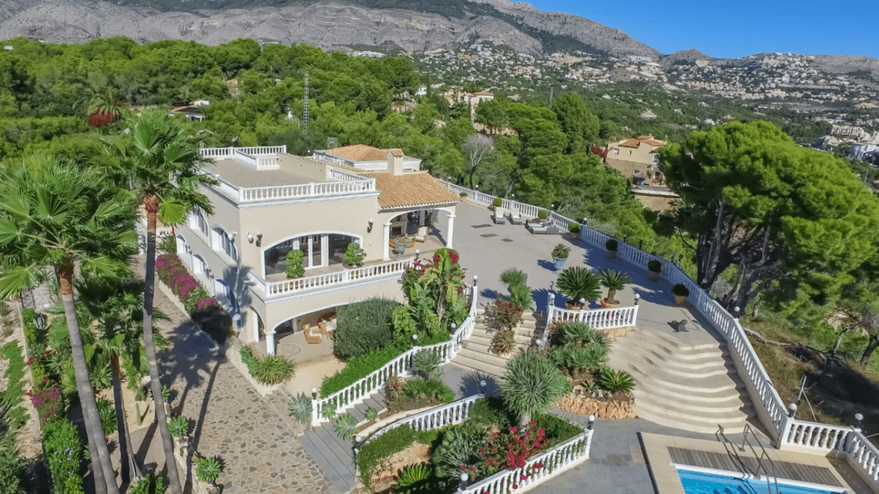 Unique villa with panoramic sea views in a quiet and green residencial área of Altea