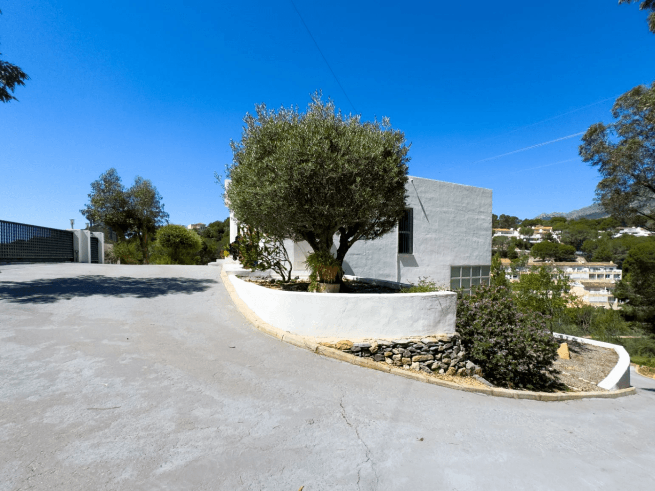 Fully Refurbished 4-Bedroom Villa with Golf, Mountain and Sea Views in Altea