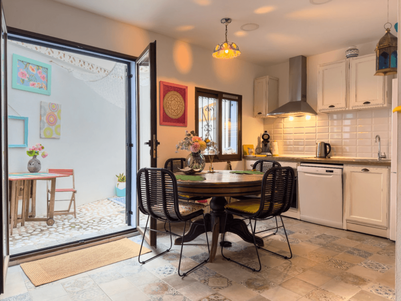Recently reformed ground-floor 2 bedroom apartment located in the Casco Antiguo of Altea