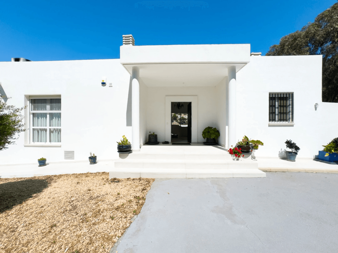 Fully Refurbished 4-Bedroom Villa with Golf, Mountain and Sea Views in Altea
