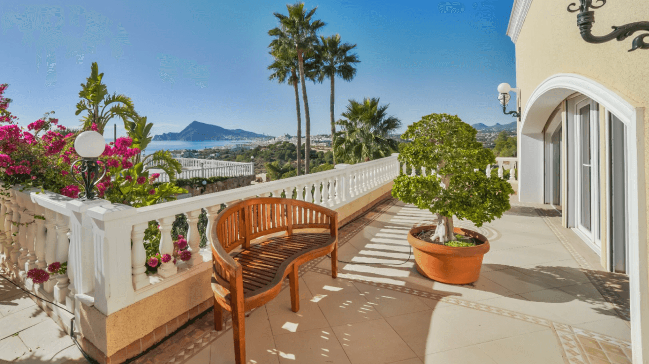 Unique villa with panoramic sea views in a quiet and green residencial área of Altea