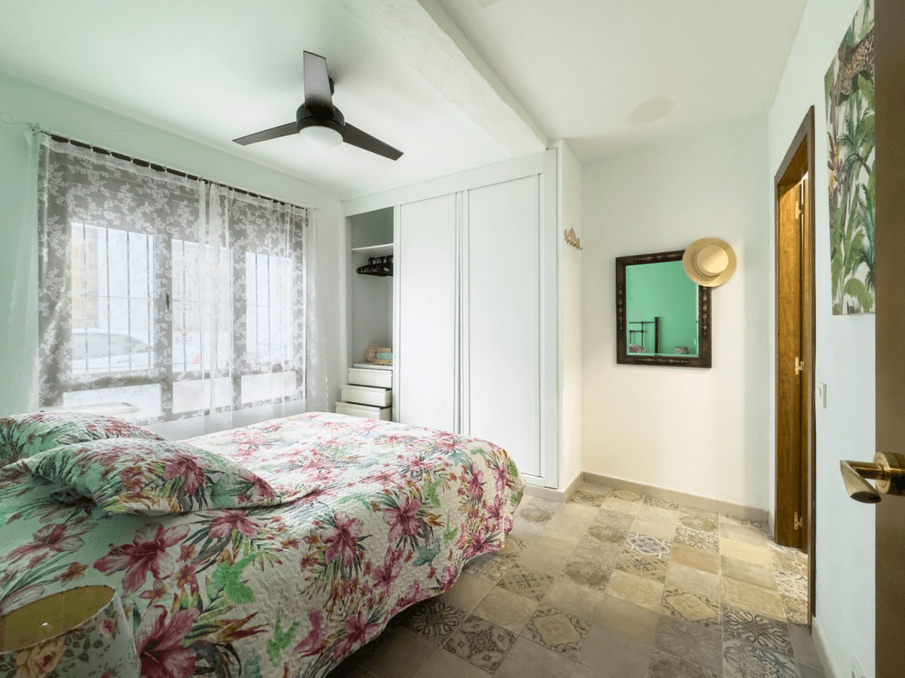 Recently reformed ground-floor 2 bedroom apartment located in the Casco Antiguo of Altea