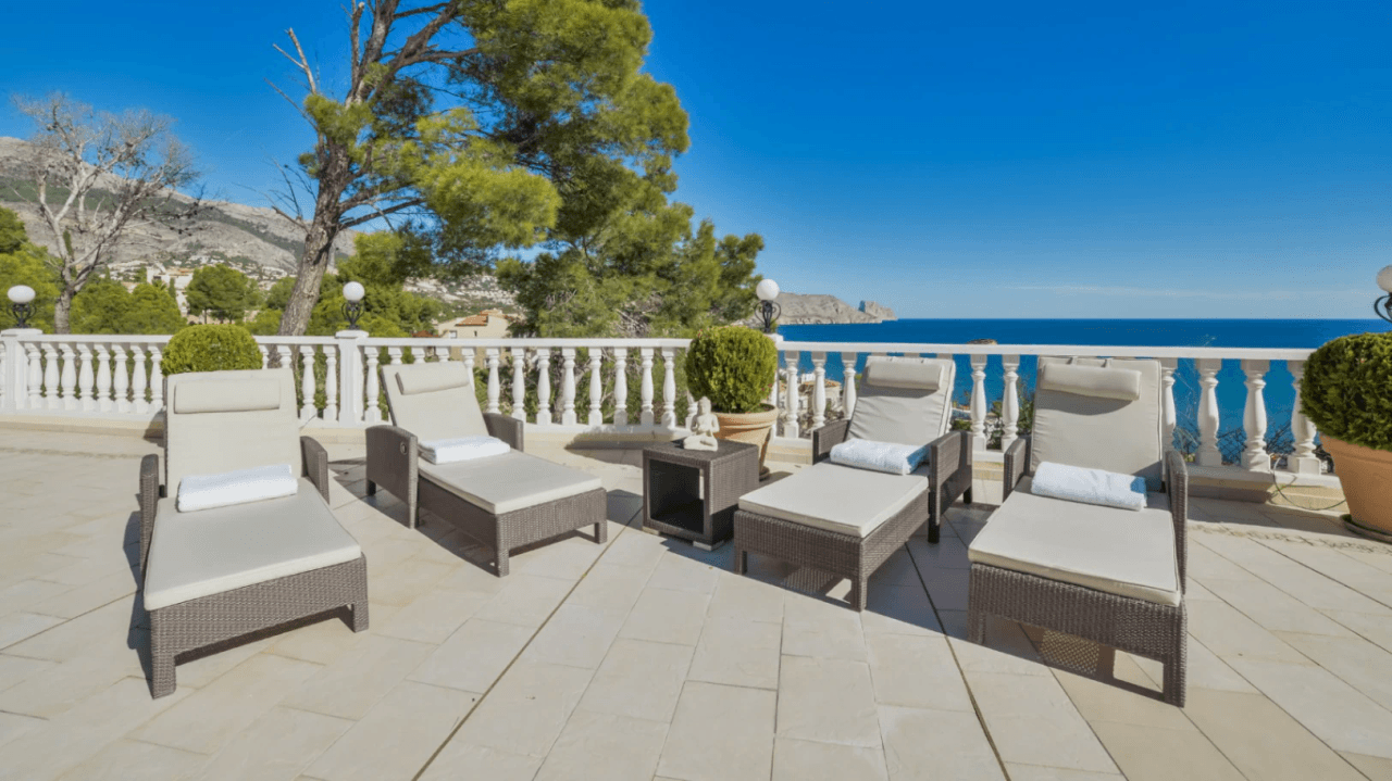 Unique villa with panoramic sea views in a quiet and green residencial área of Altea