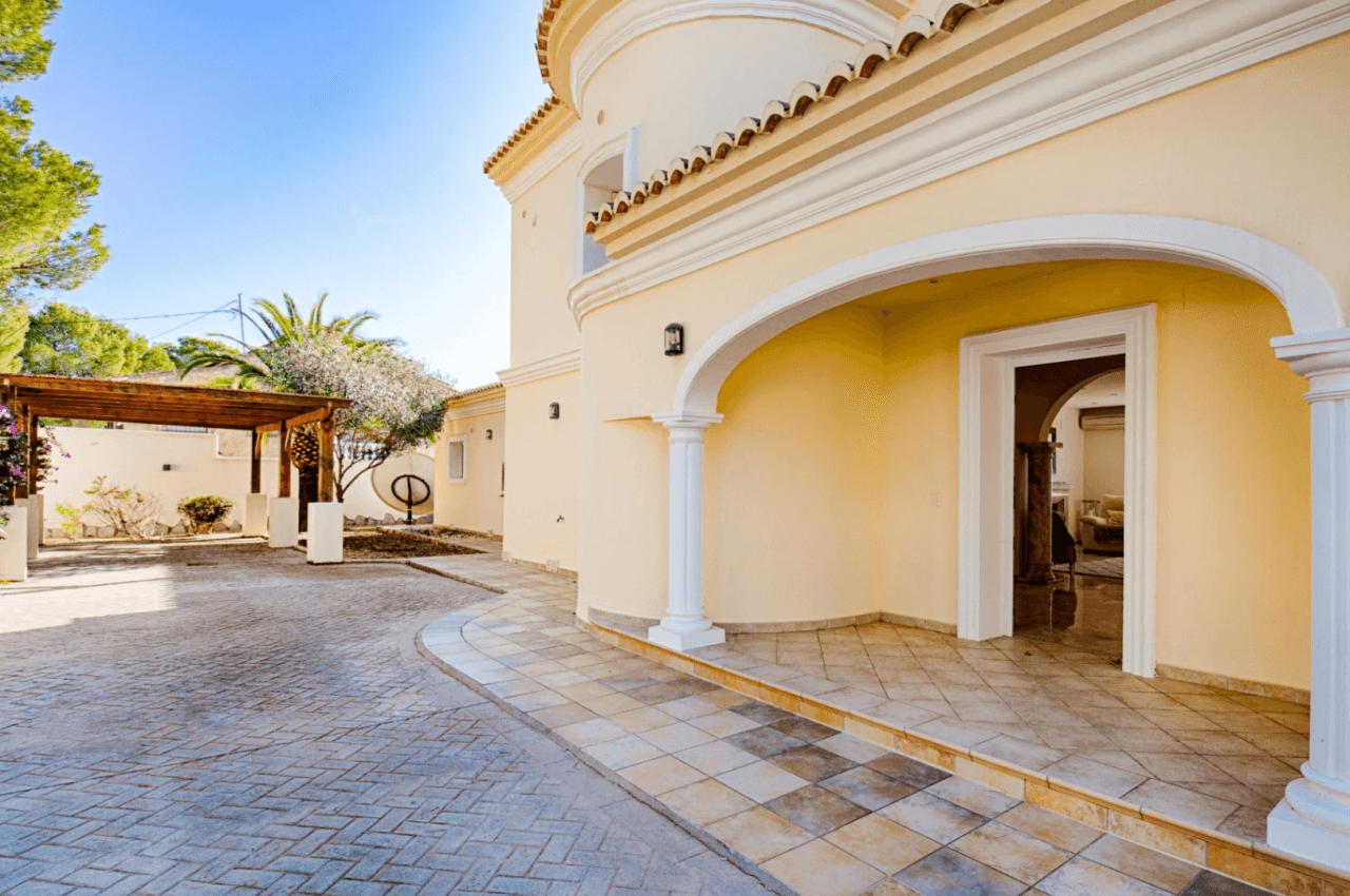 Large Elegant Villa with Sea Views for Sale in Moraira
