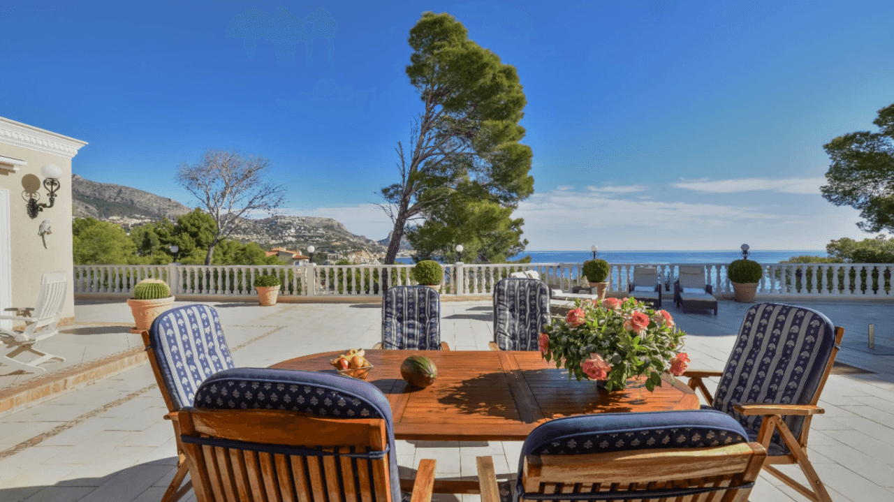Unique villa with panoramic sea views in a quiet and green residencial área of Altea