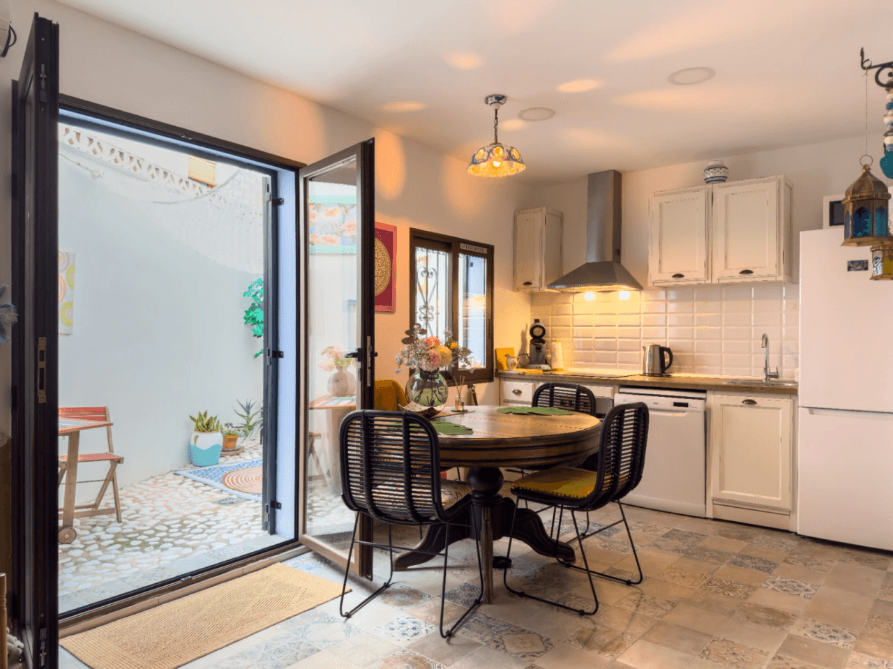 Recently reformed ground-floor 2 bedroom apartment located in the Casco Antiguo of Altea