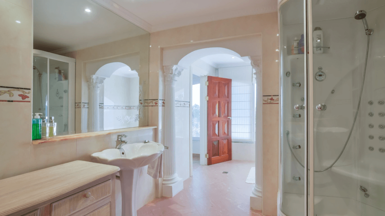 Unique villa with panoramic sea views in a quiet and green residencial área of Altea
