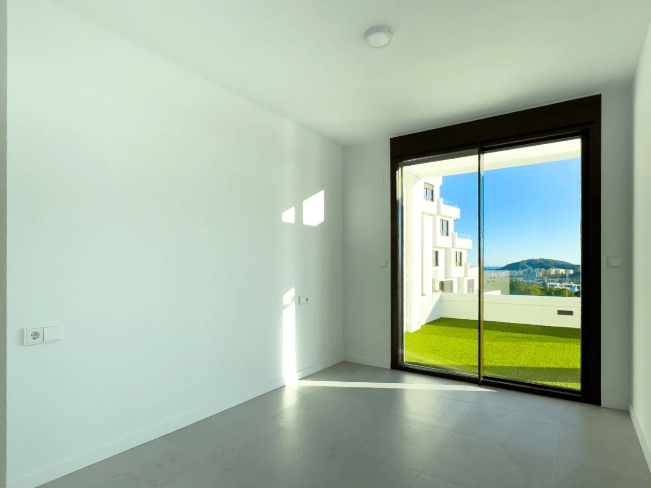 Newly built modern 2 apartment with sea views, recently delivered