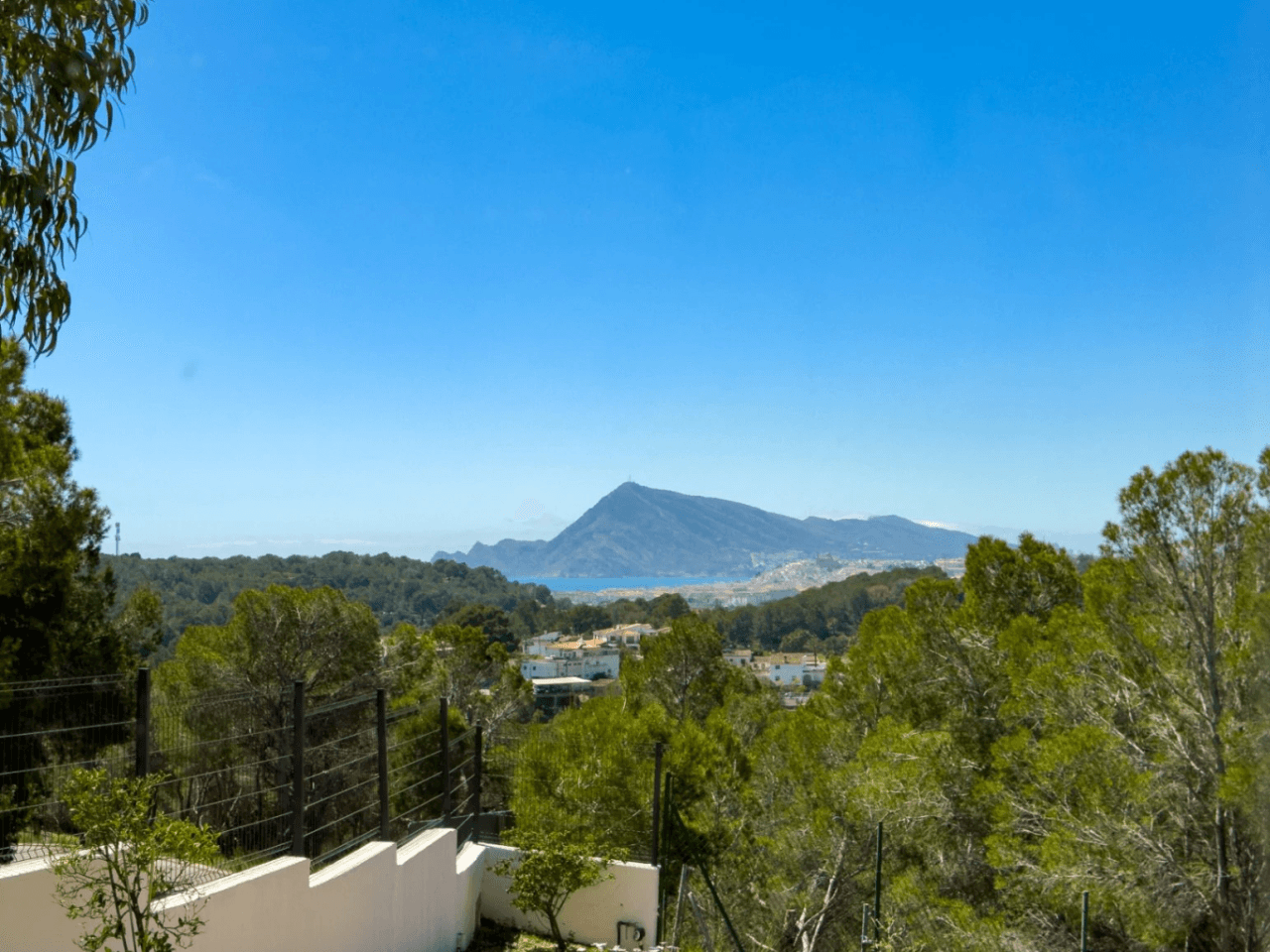 Fully Refurbished 4-Bedroom Villa with Golf, Mountain and Sea Views in Altea