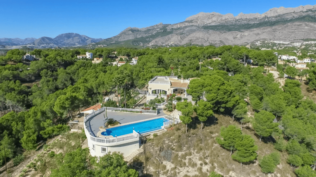 Unique villa with panoramic sea views in a quiet and green residencial área of Altea