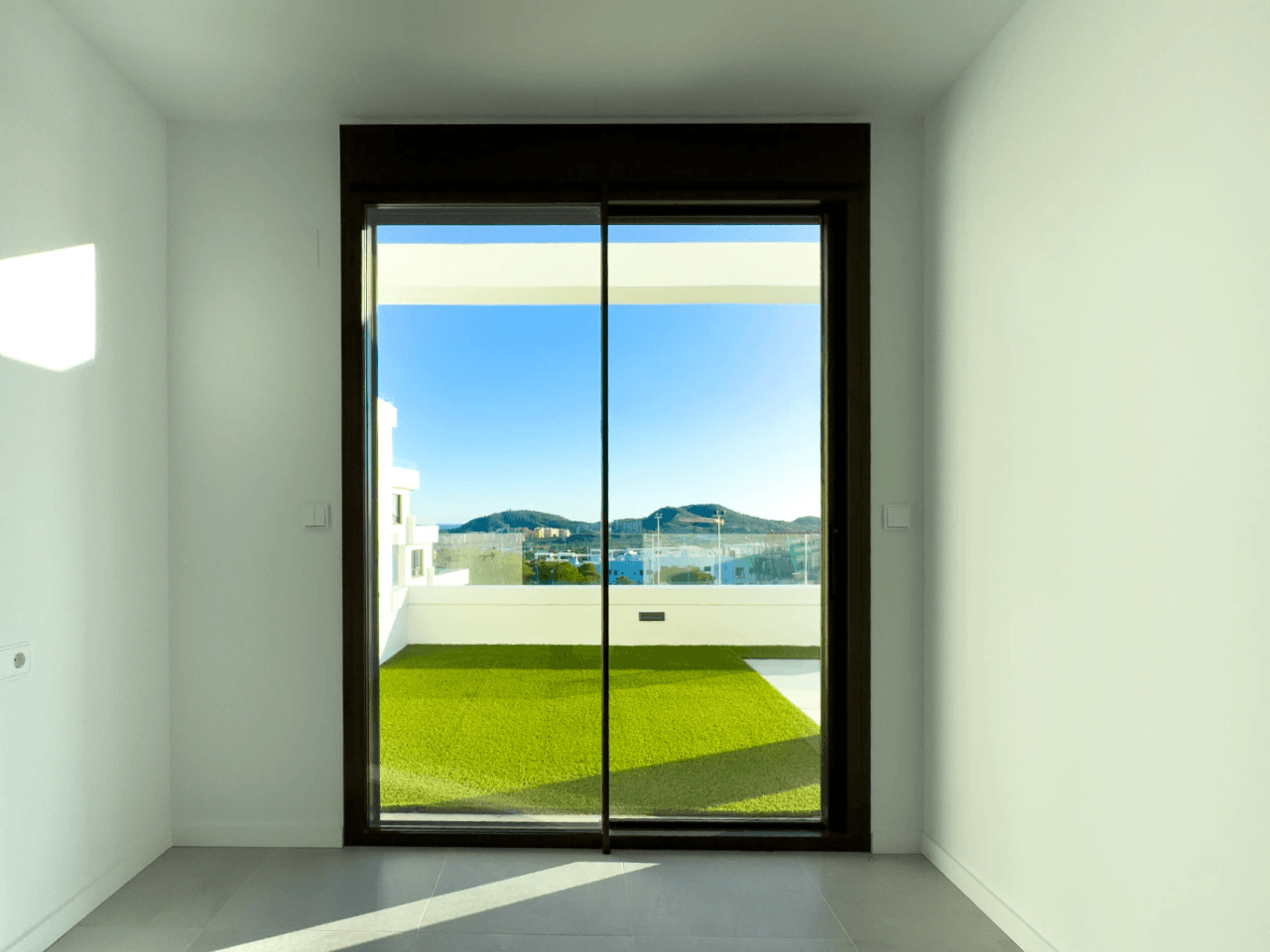 Newly built modern 2 apartment with sea views, recently delivered
