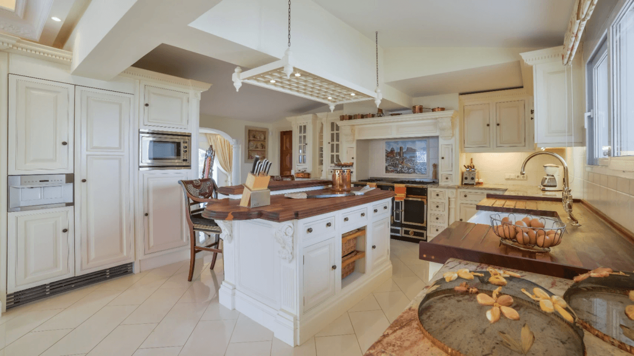 Unique villa with panoramic sea views in a quiet and green residencial área of Altea