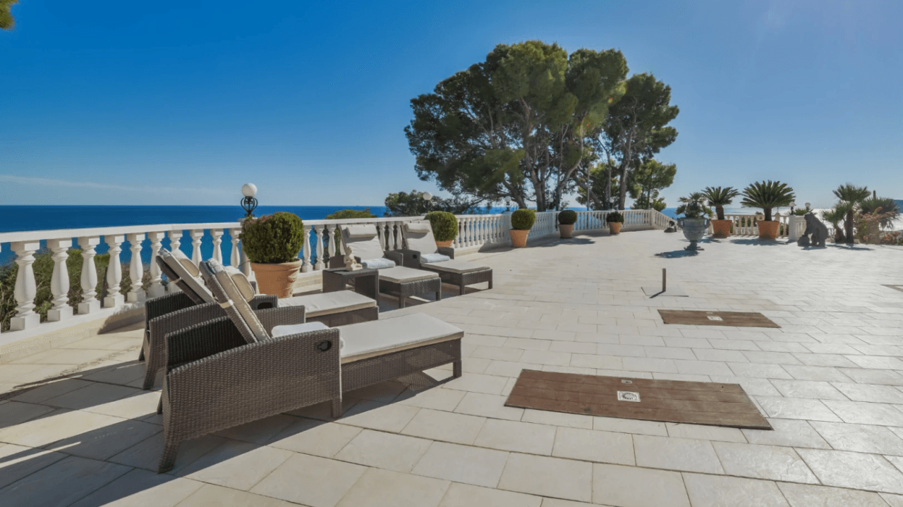 Unique villa with panoramic sea views in a quiet and green residencial área of Altea