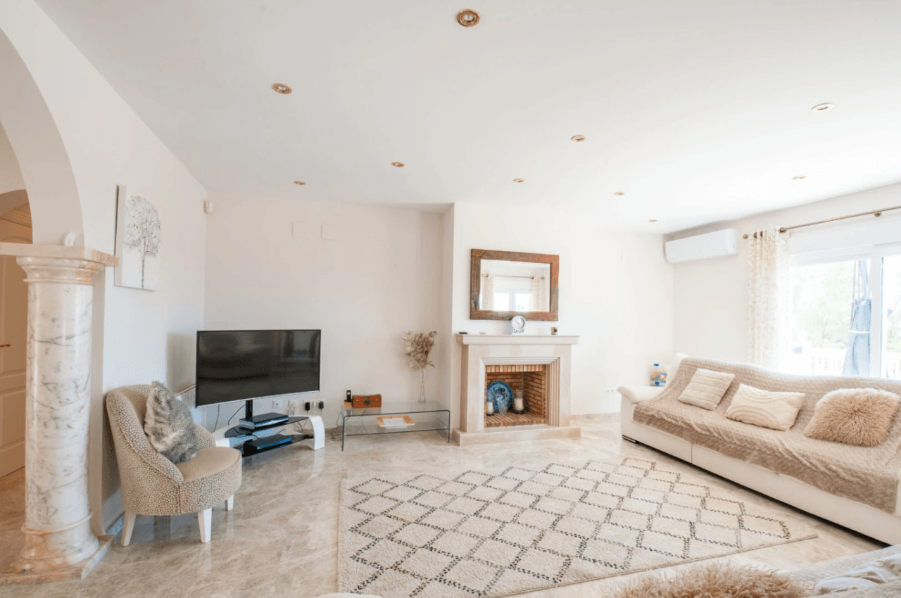 Large Elegant Villa with Sea Views for Sale in Moraira