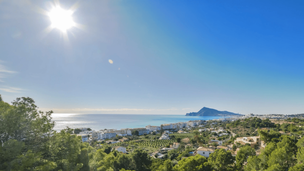 Unique villa with panoramic sea views in a quiet and green residencial área of Altea