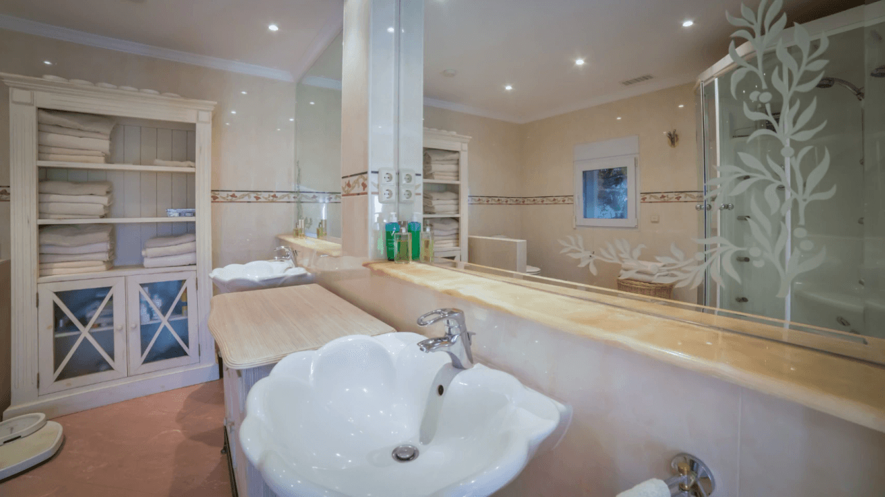 Unique villa with panoramic sea views in a quiet and green residencial área of Altea