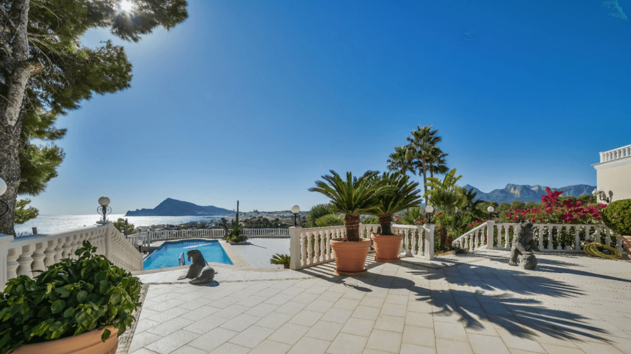Unique villa with panoramic sea views in a quiet and green residencial área of Altea
