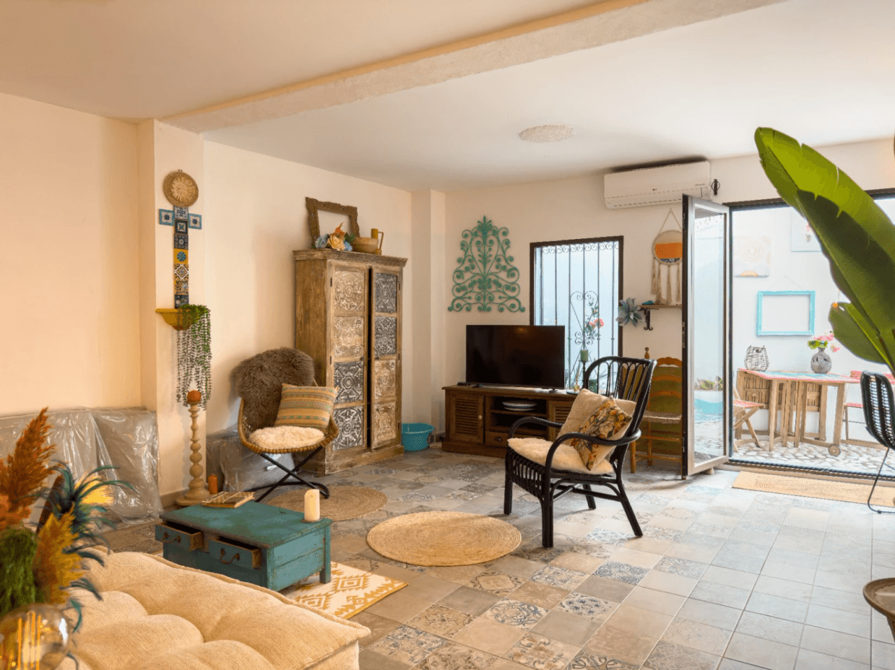 Recently reformed ground-floor 2 bedroom apartment located in the Casco Antiguo of Altea