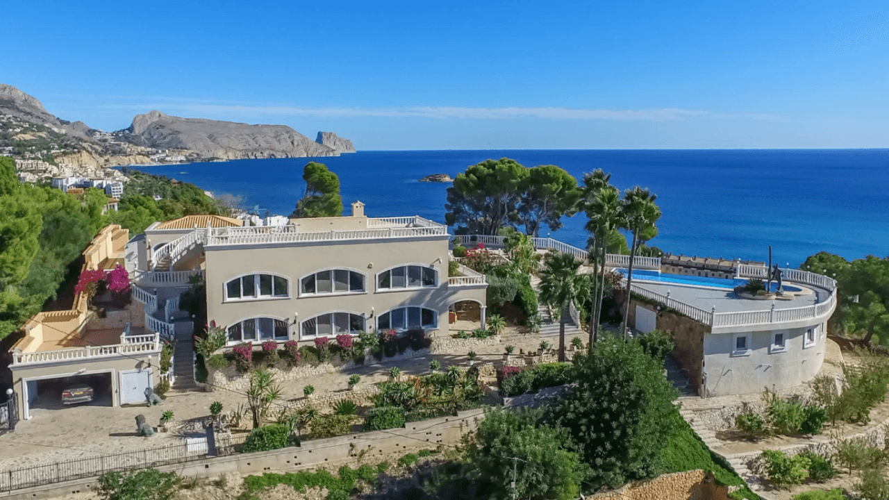 Unique villa with panoramic sea views in a quiet and green residencial área of Altea