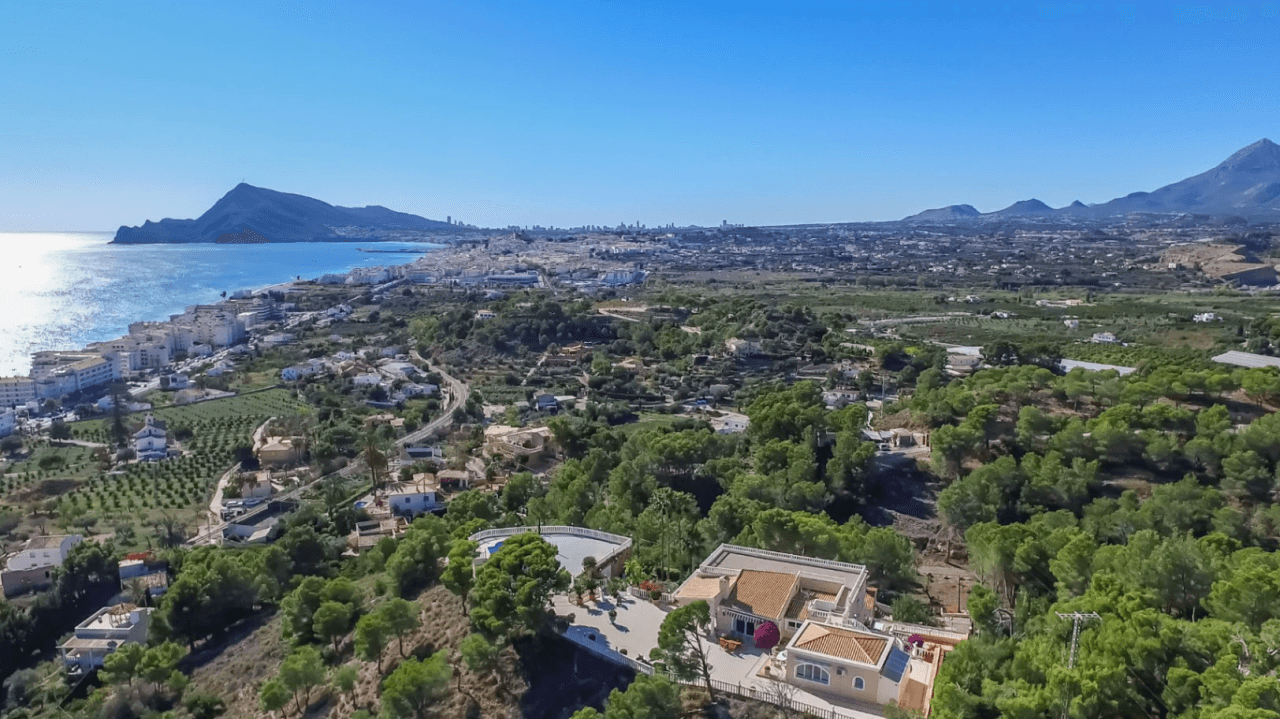 Unique villa with panoramic sea views in a quiet and green residencial área of Altea
