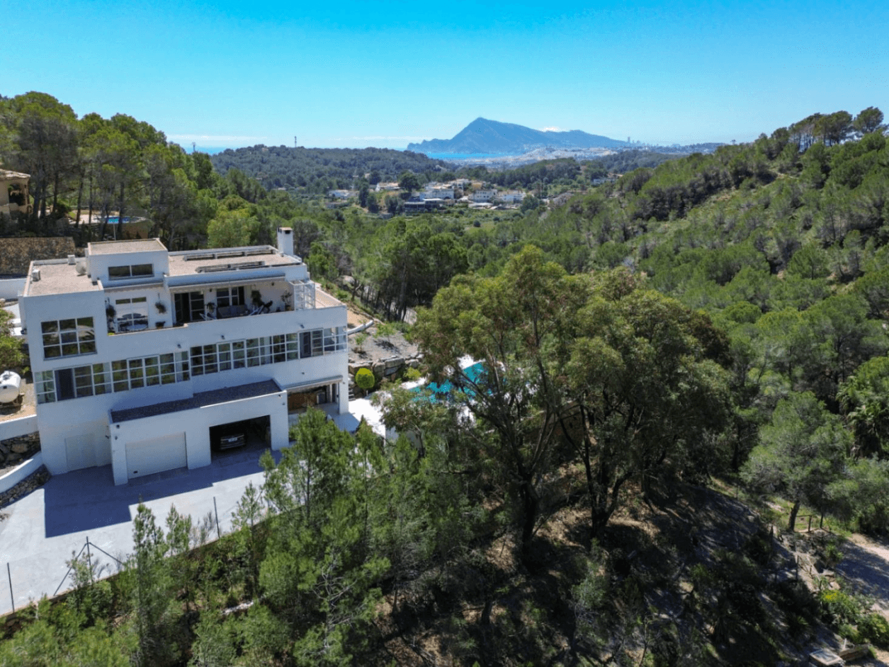 Fully Refurbished 4-Bedroom Villa with Golf, Mountain and Sea Views in Altea