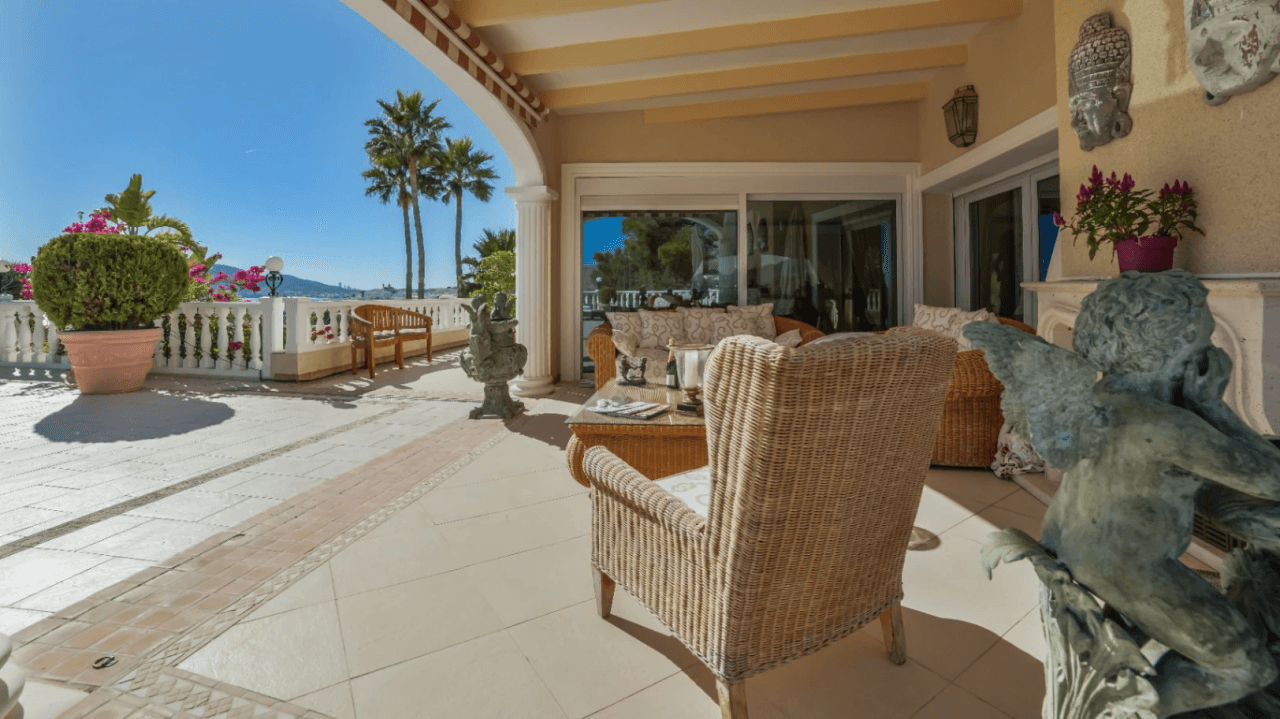 Unique villa with panoramic sea views in a quiet and green residencial área of Altea