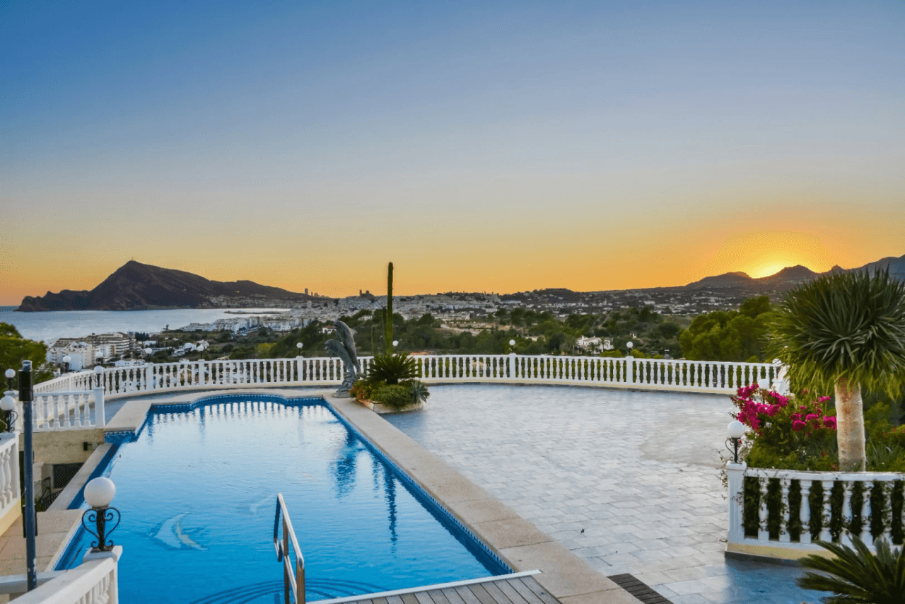 Unique villa with panoramic sea views in a quiet and green residencial área of Altea