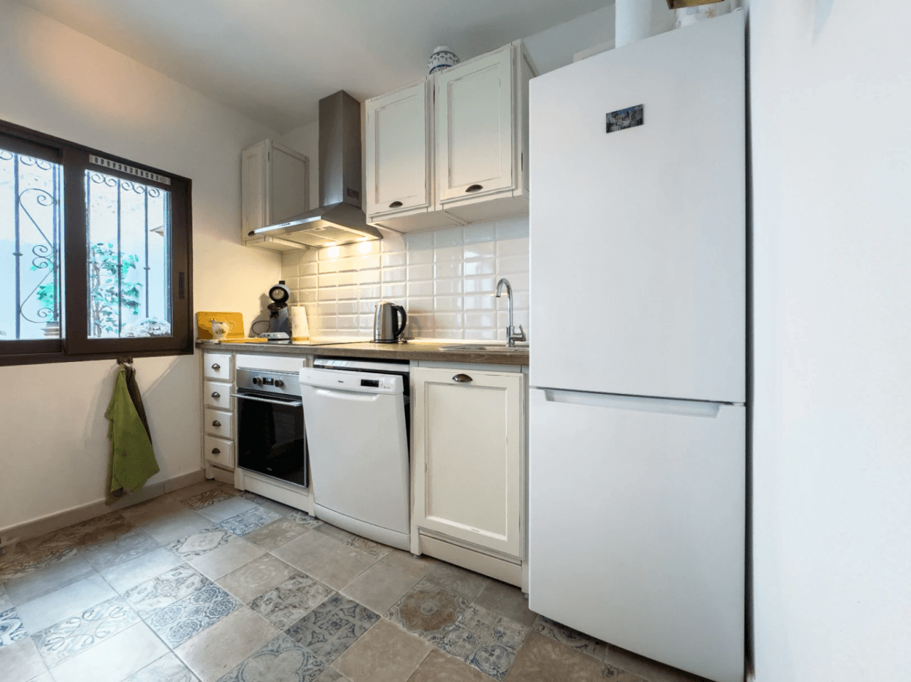 Recently reformed ground-floor 2 bedroom apartment located in the Casco Antiguo of Altea