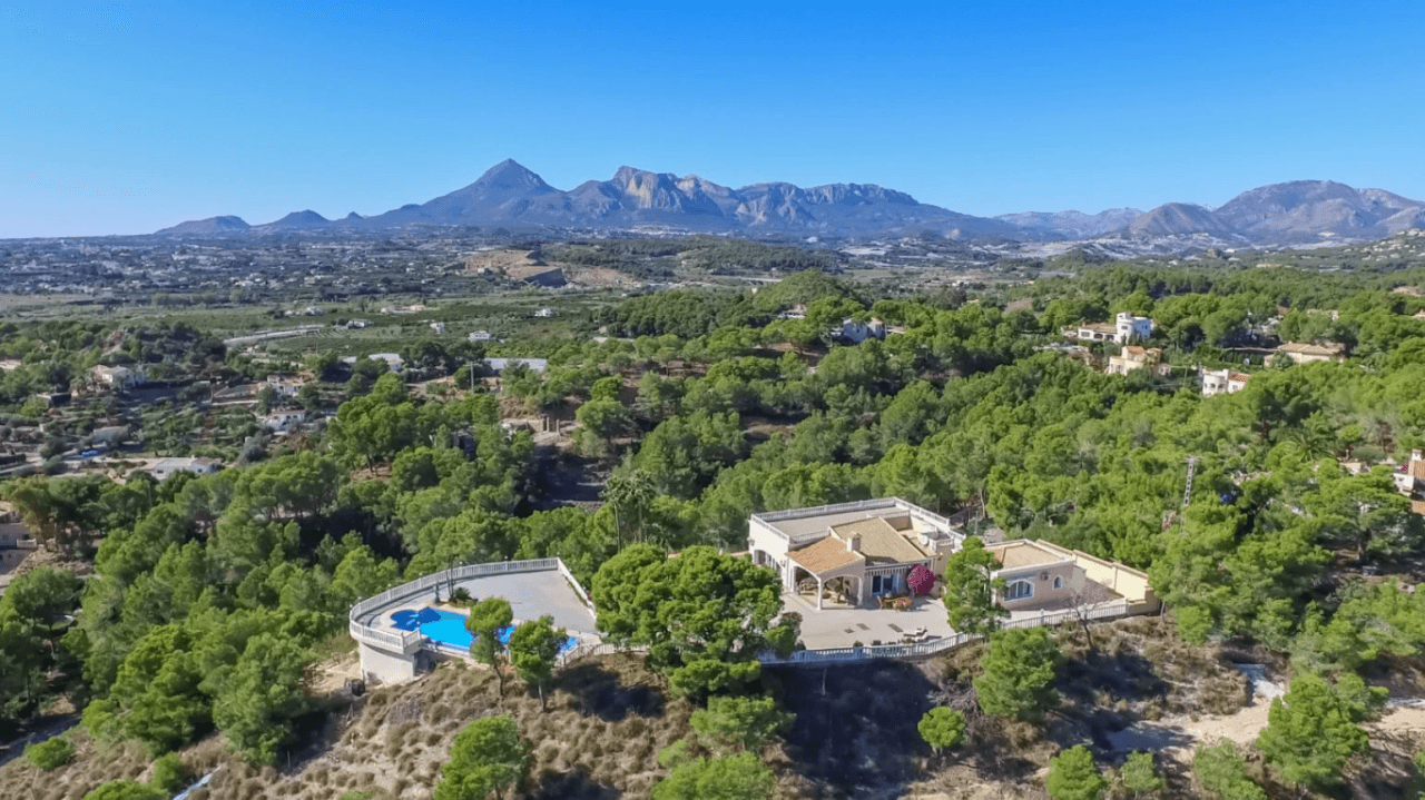 Unique villa with panoramic sea views in a quiet and green residencial área of Altea