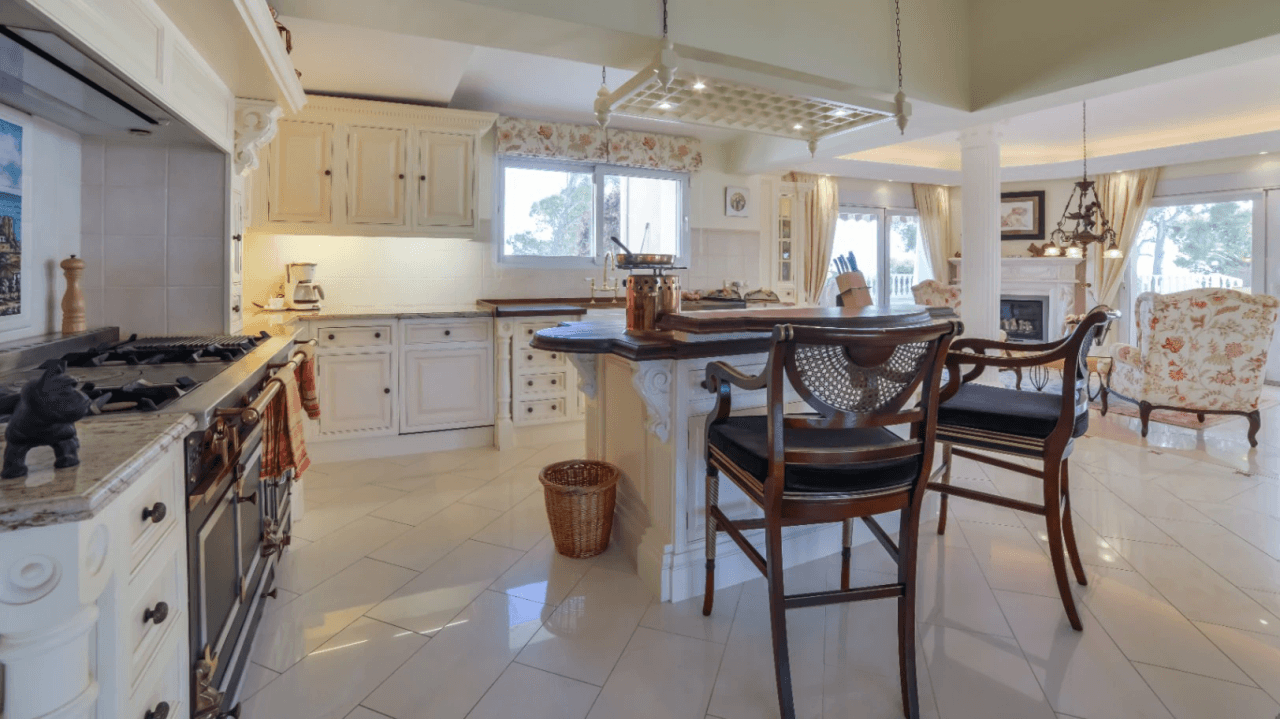 Unique villa with panoramic sea views in a quiet and green residencial área of Altea