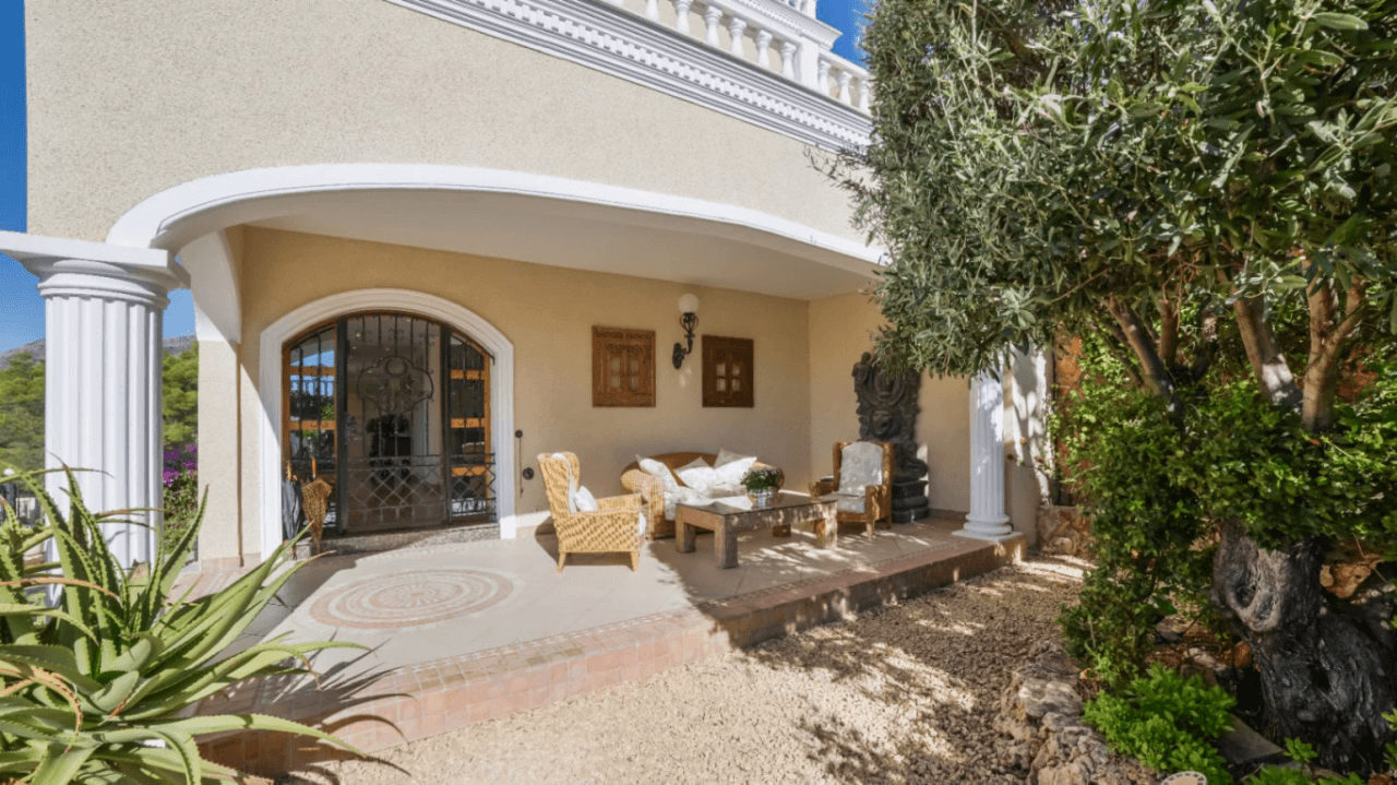 Unique villa with panoramic sea views in a quiet and green residencial área of Altea