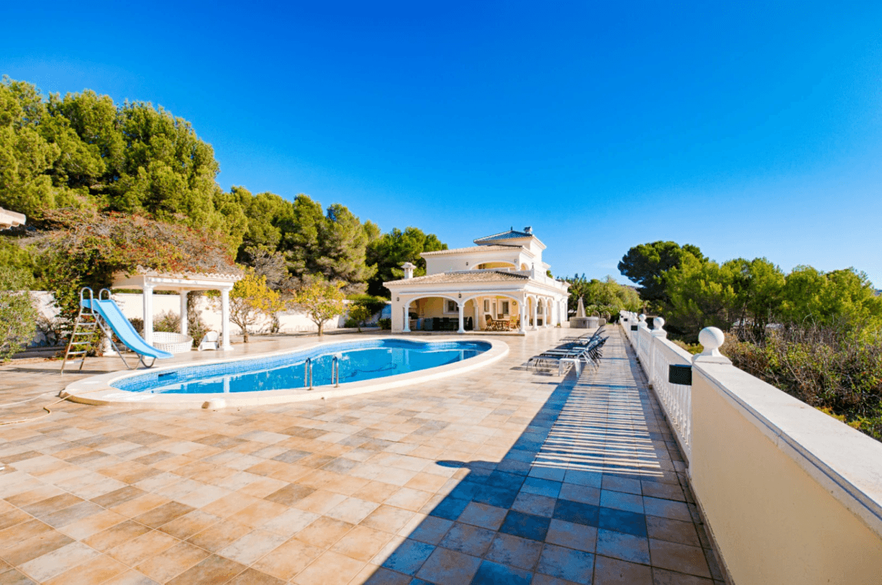 Large Elegant Villa with Sea Views for Sale in Moraira