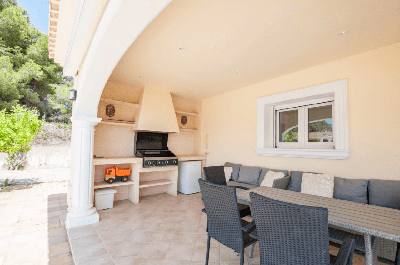 Large Elegant Villa with Sea Views for Sale in Moraira