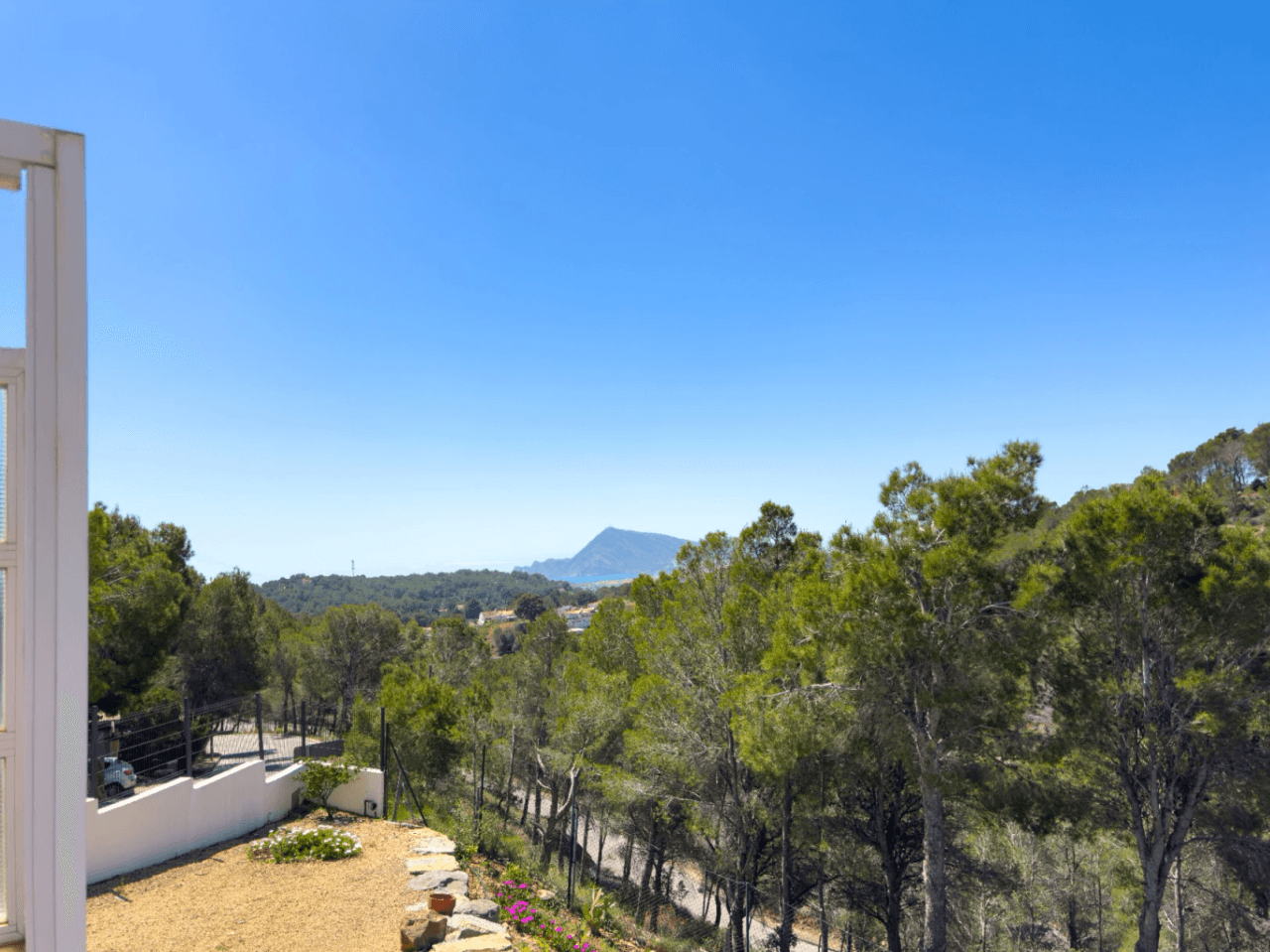Fully Refurbished 4-Bedroom Villa with Golf, Mountain and Sea Views in Altea
