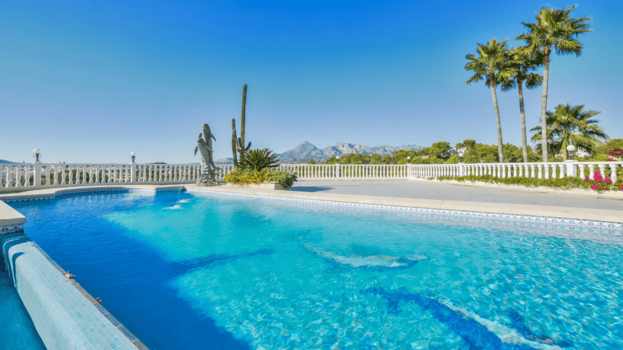 Unique villa with panoramic sea views in a quiet and green residencial área of Altea