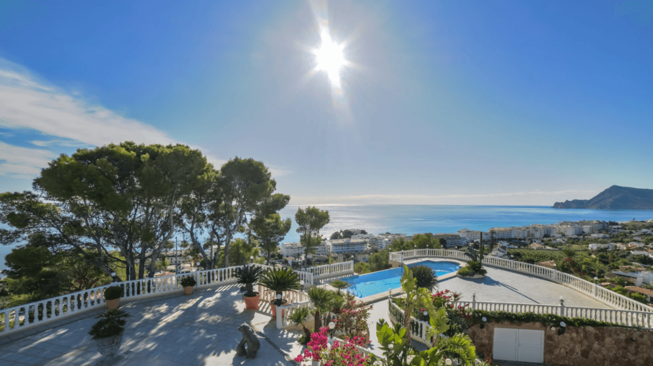 Unique villa with panoramic sea views in a quiet and green residencial área of Altea