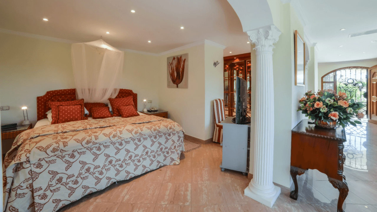 Unique villa with panoramic sea views in a quiet and green residencial área of Altea