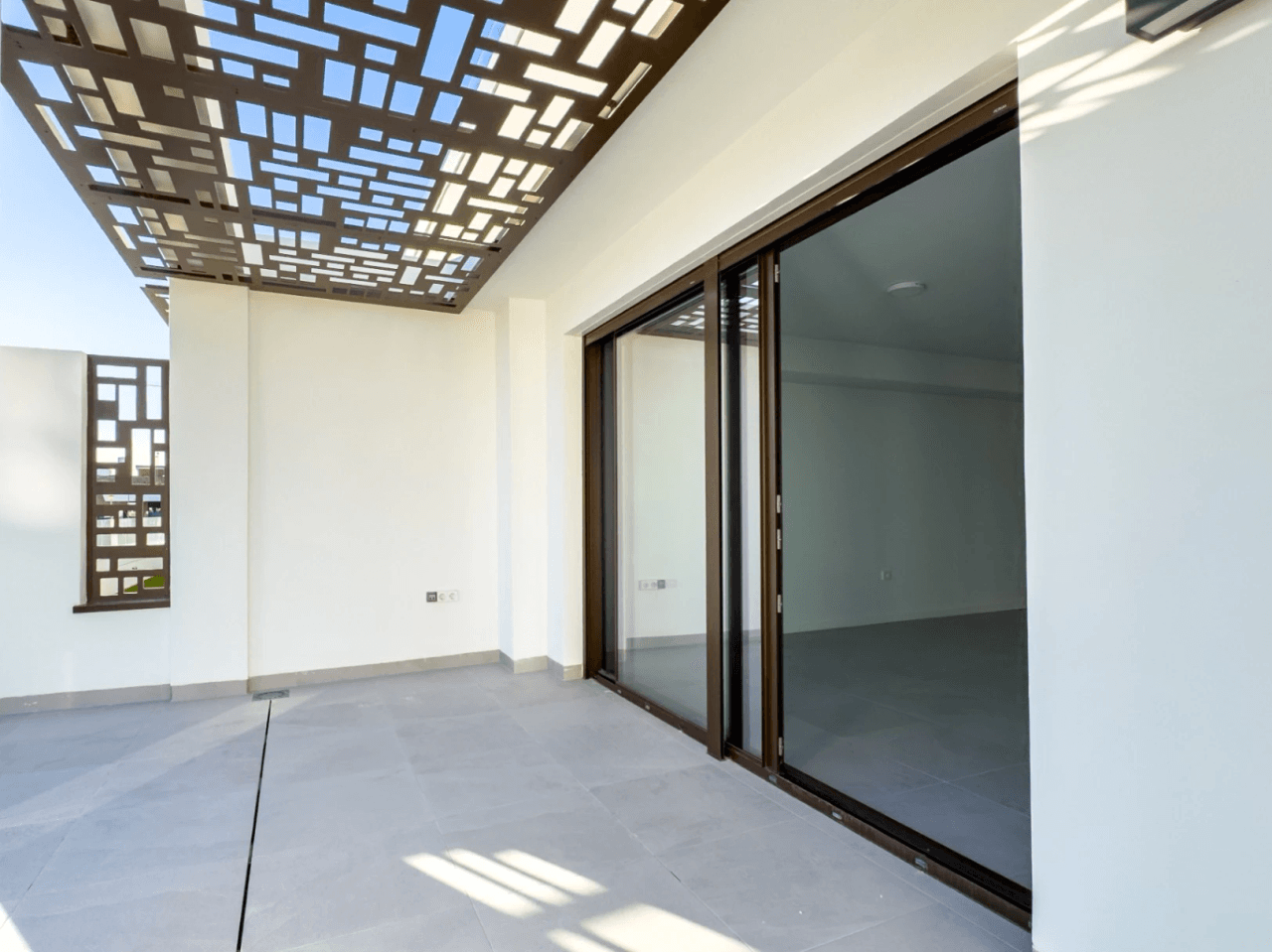 Newly built modern 2 apartment with sea views, recently delivered