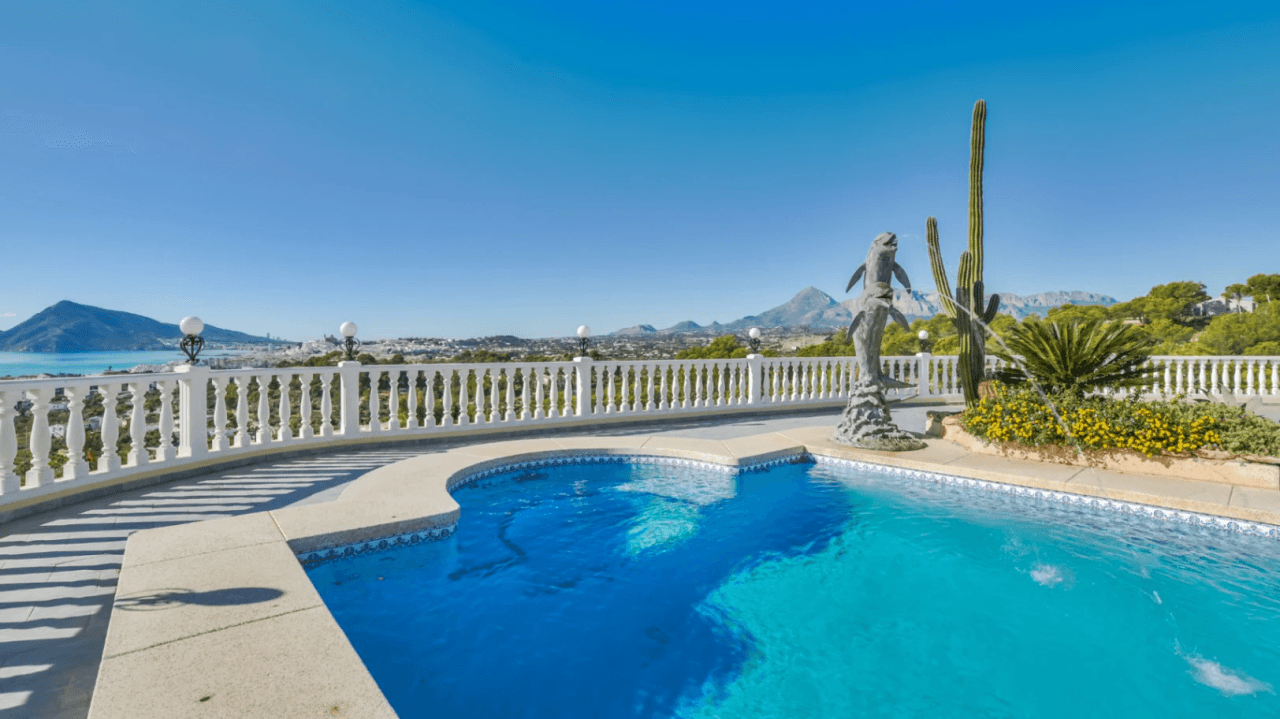 Unique villa with panoramic sea views in a quiet and green residencial área of Altea