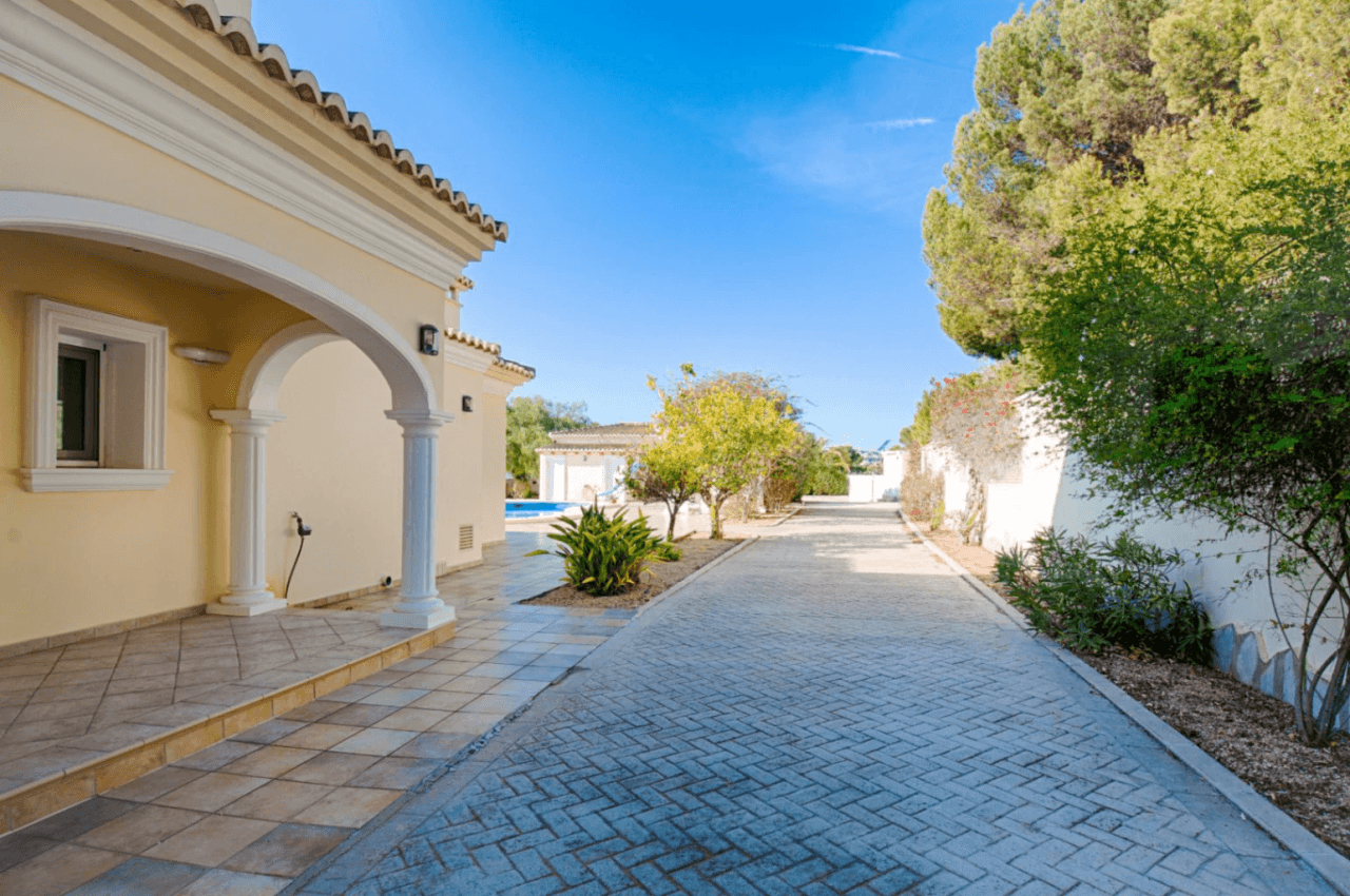 Large Elegant Villa with Sea Views for Sale in Moraira